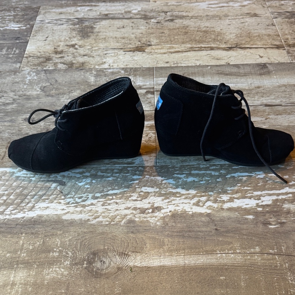 TOMS Desert Ankle Boots Black Suede Chukka Lace Up Wedge Heels Women’s 7.5 - Picture 2 of 8